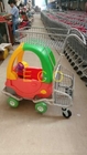 Karikatur scherzt Supermarkt-Einkaufslaufkatze mit Spielzeug-Auto und Kindersitz